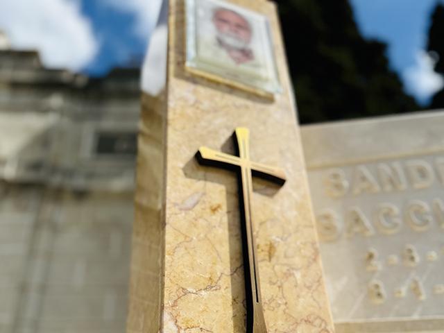 Tomba-in-marmo-crocifisso-Vefa-Lavorazione-Marmi-Arte-Funeraria-Giulianova-Teramo